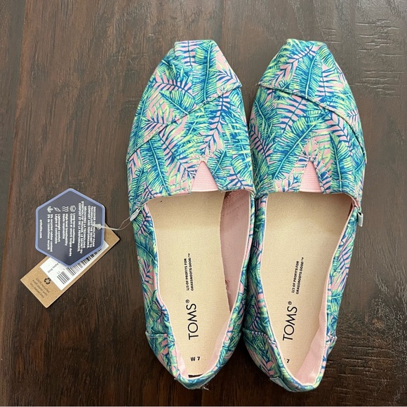 New without box Toms candy 🍬 pink California palms print Alpargata casual shoes - Picture 2 of 7
